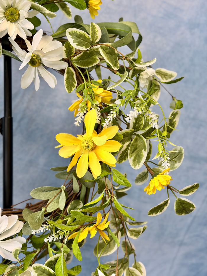 White & yellow daisy wreath view 4 from Magnolias Home Decor